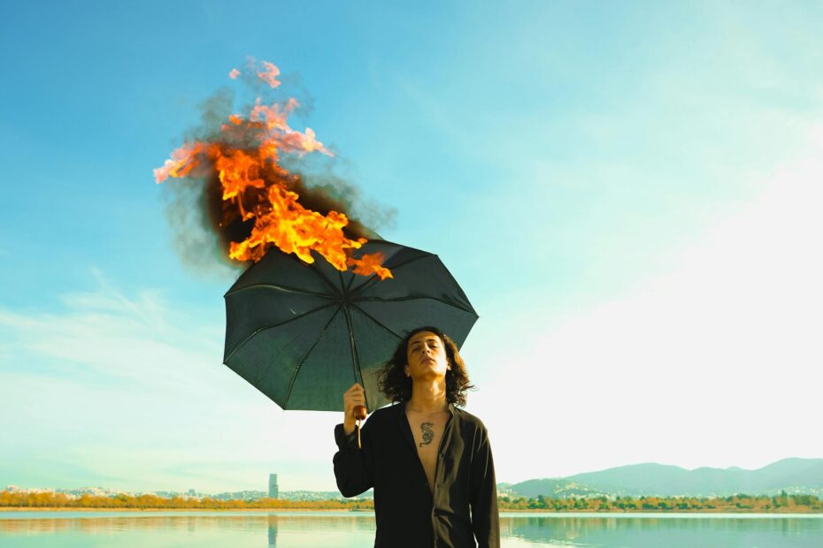 Mann mit brennendem Regenschirm